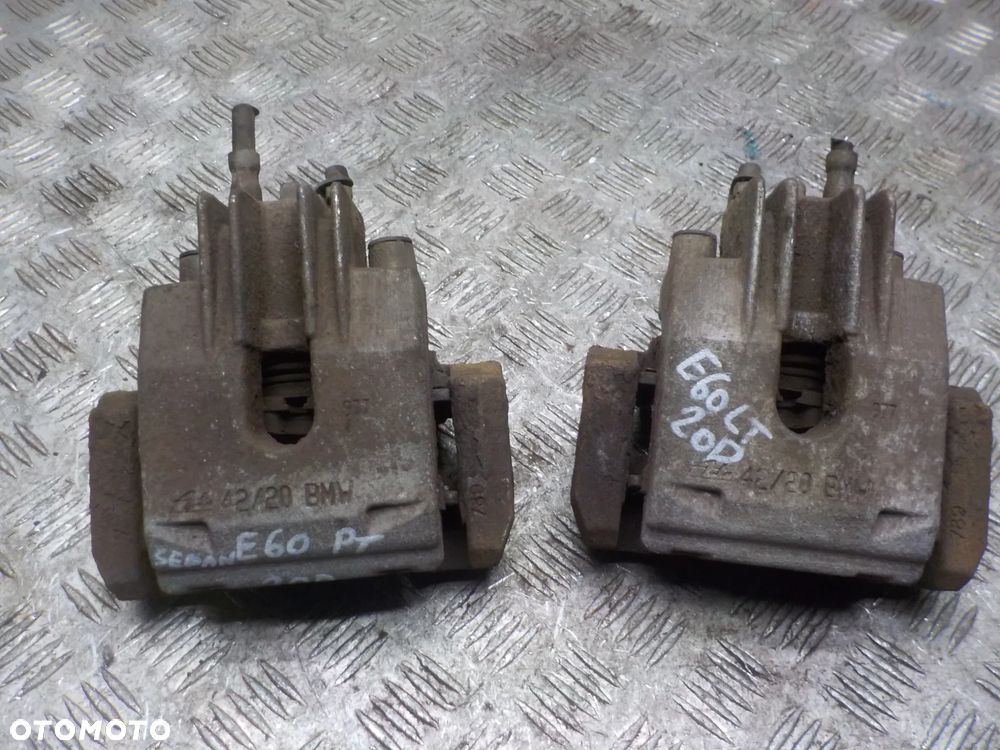 BMW E60 ZACISK PRAWY LUB LEWY TYŁ TYLNI