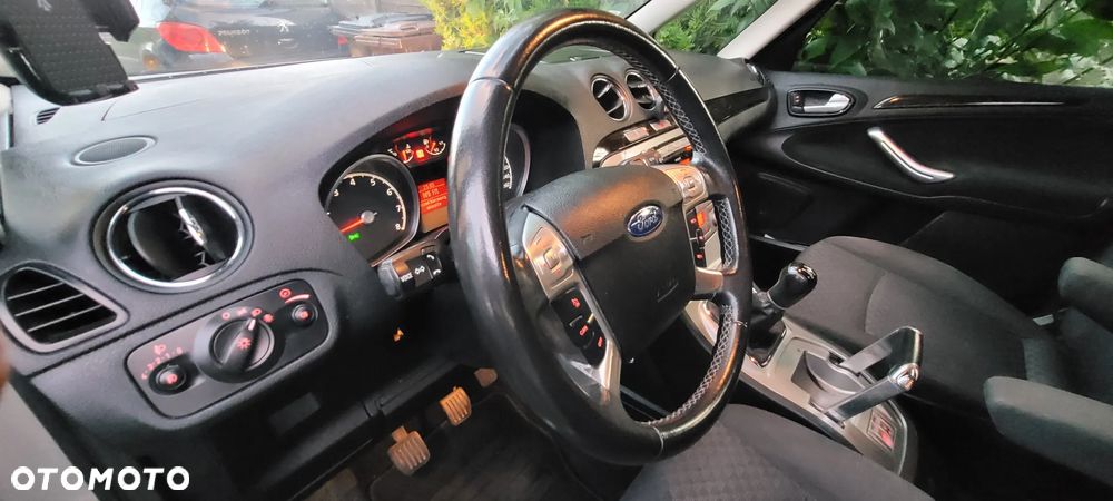 Ford Galaxy 2.0 Ghia - 18