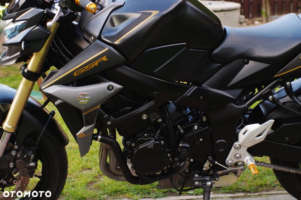 Suzuki GSR - 26