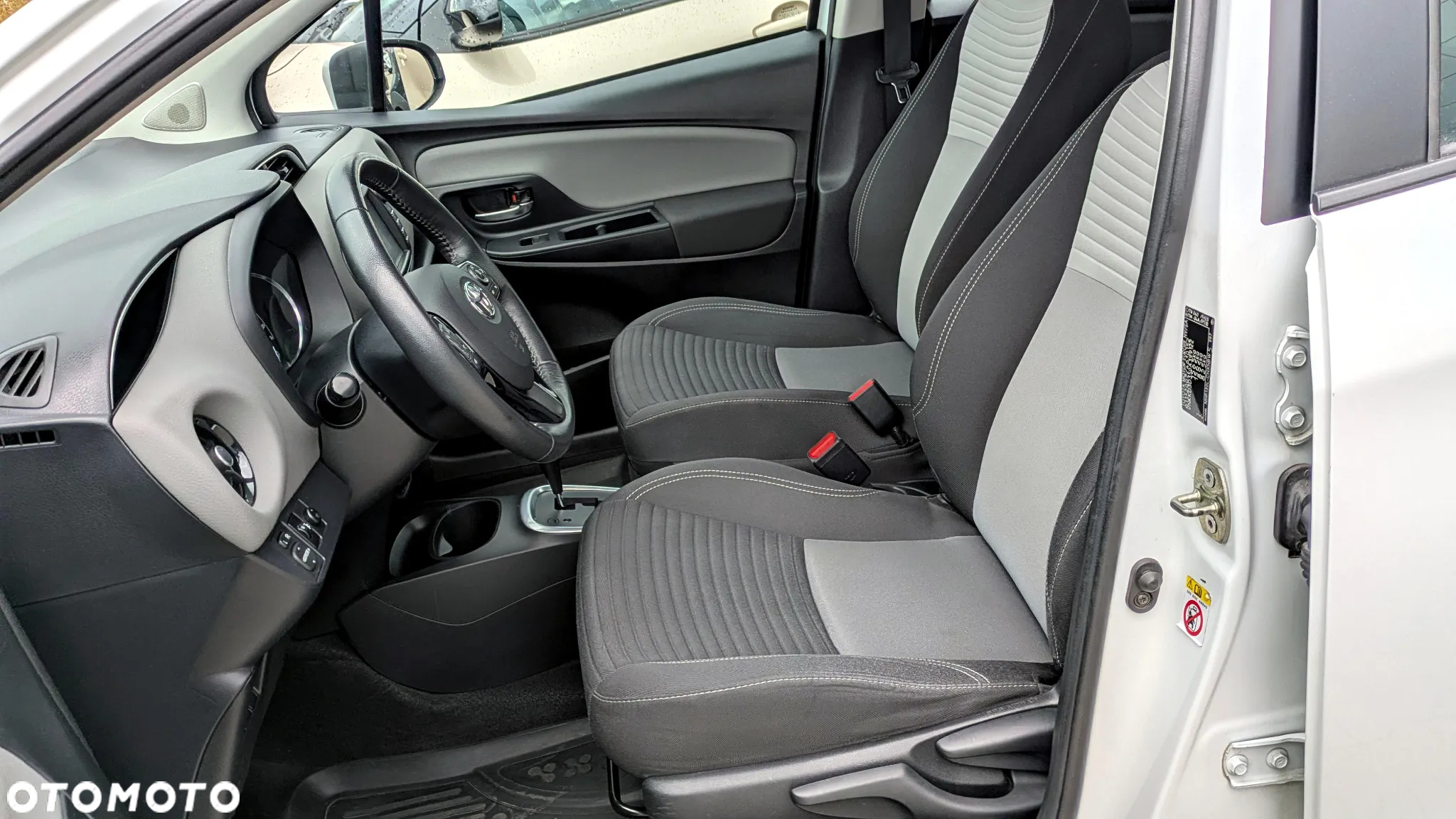 Toyota Yaris Hybrid 100 Premium - 6