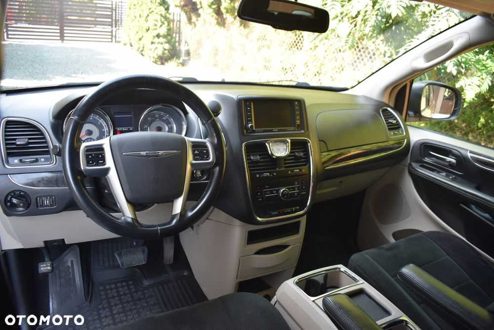 Chrysler Town & Country 3.6 Limited - 14