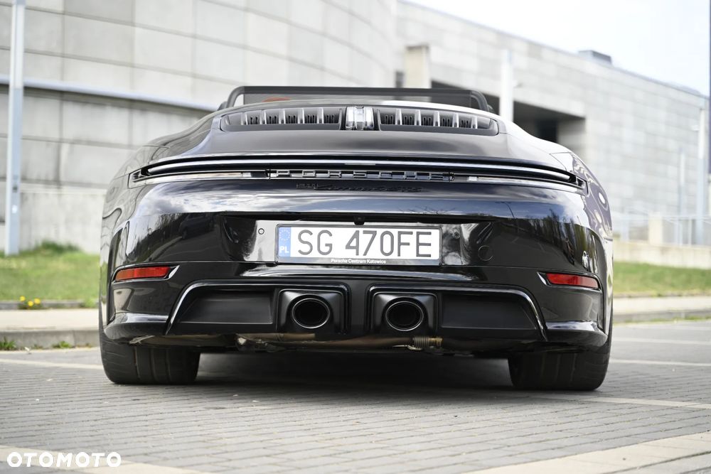 Porsche 911 Carrera 4 GTS - 11