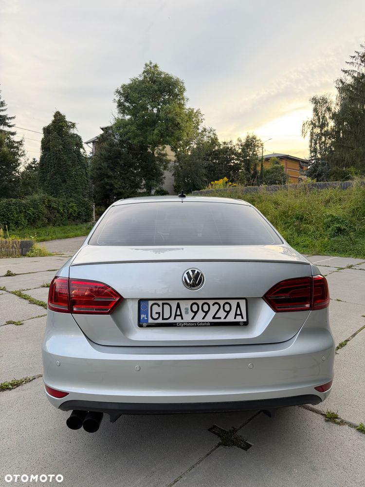 Volkswagen Jetta - 2