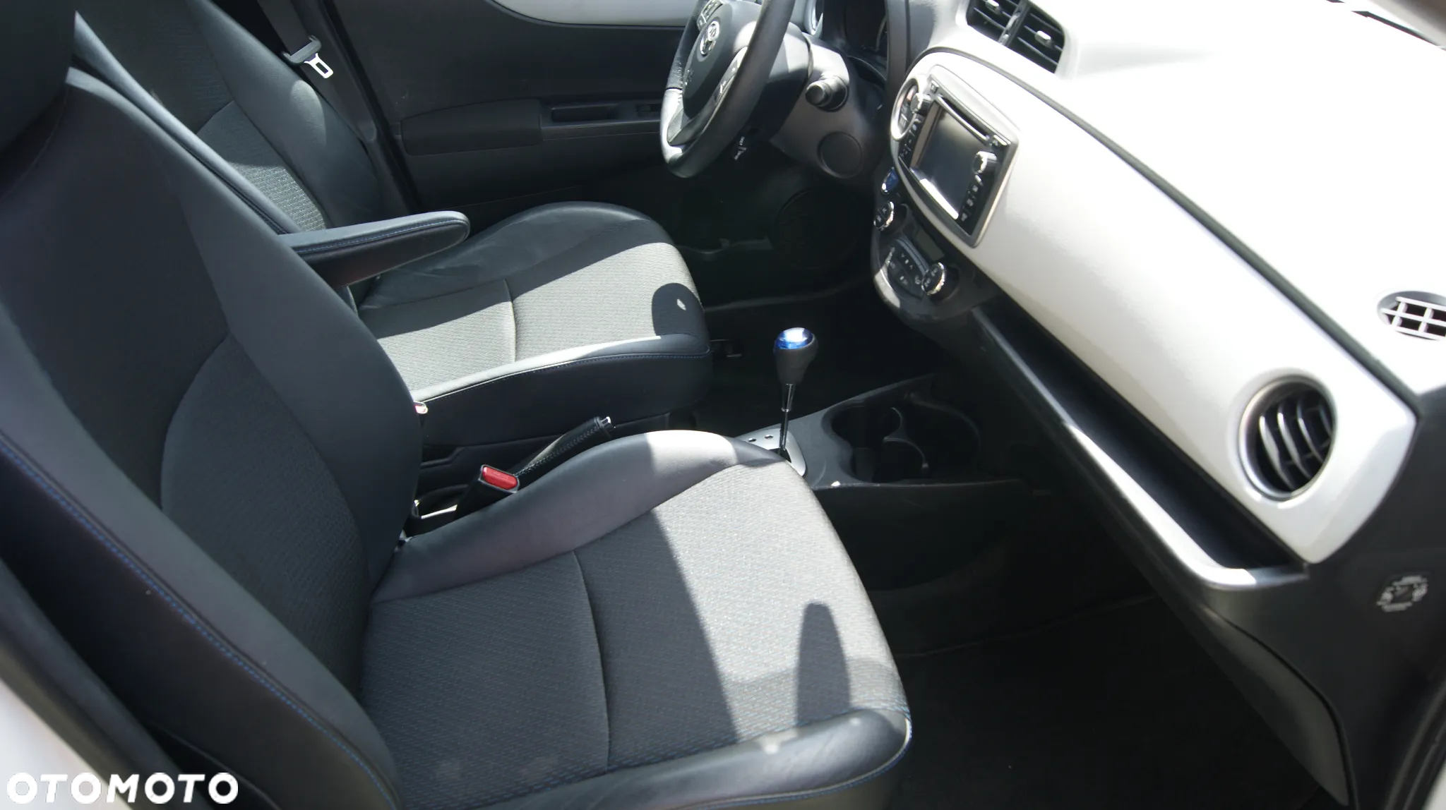 Toyota Yaris Hybrid 100 Dynamic - 18