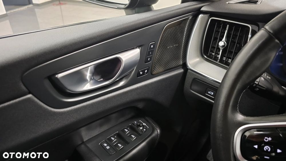 Volvo XC 60 B4 D Plus Dark - 21