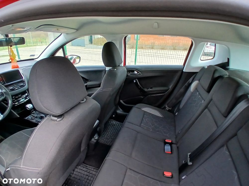 Peugeot 2008 1.2 Pure Tech Allure S&S - 9