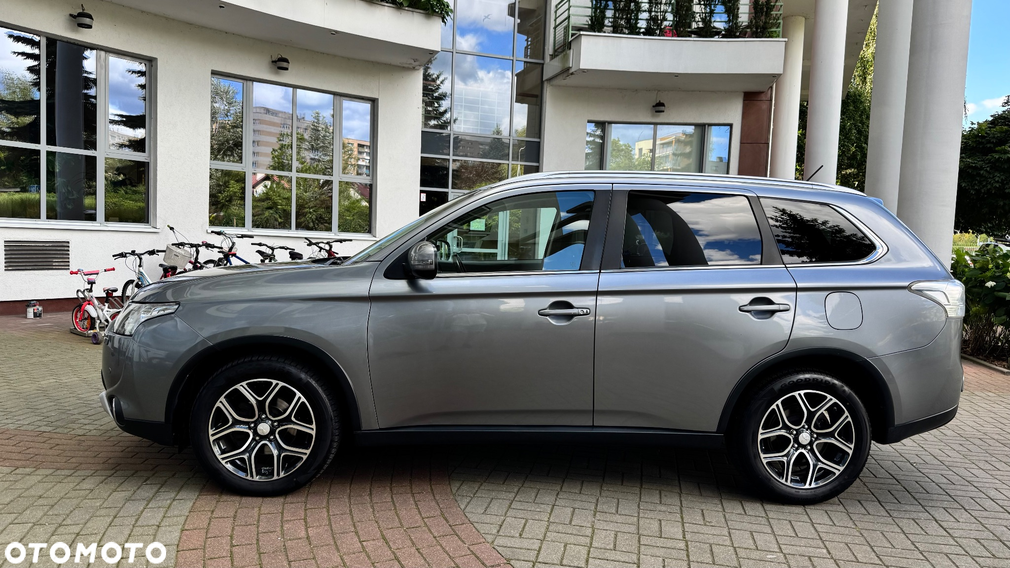 Mitsubishi Outlander - 2