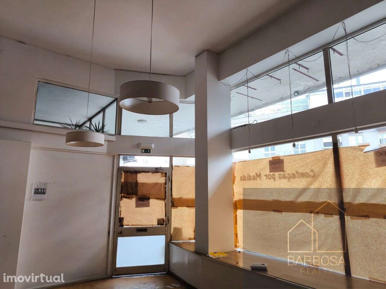 Loja de rua c/ 2 pisos, 3 WCs, 227m2 - zona movimentada Porto - Grande imagem: 3/15