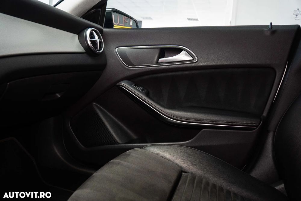 Mercedes-Benz CLA 220 - 30