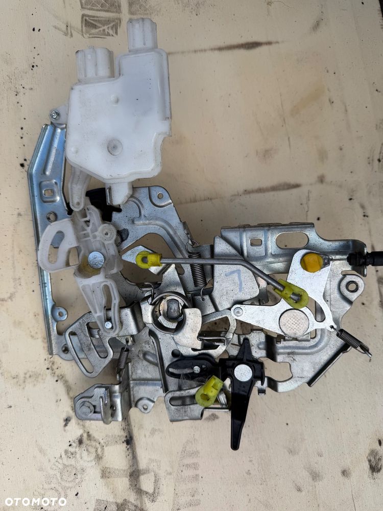 Zamek drzwi bocznych lewych Renault Master III 826717099R - 1