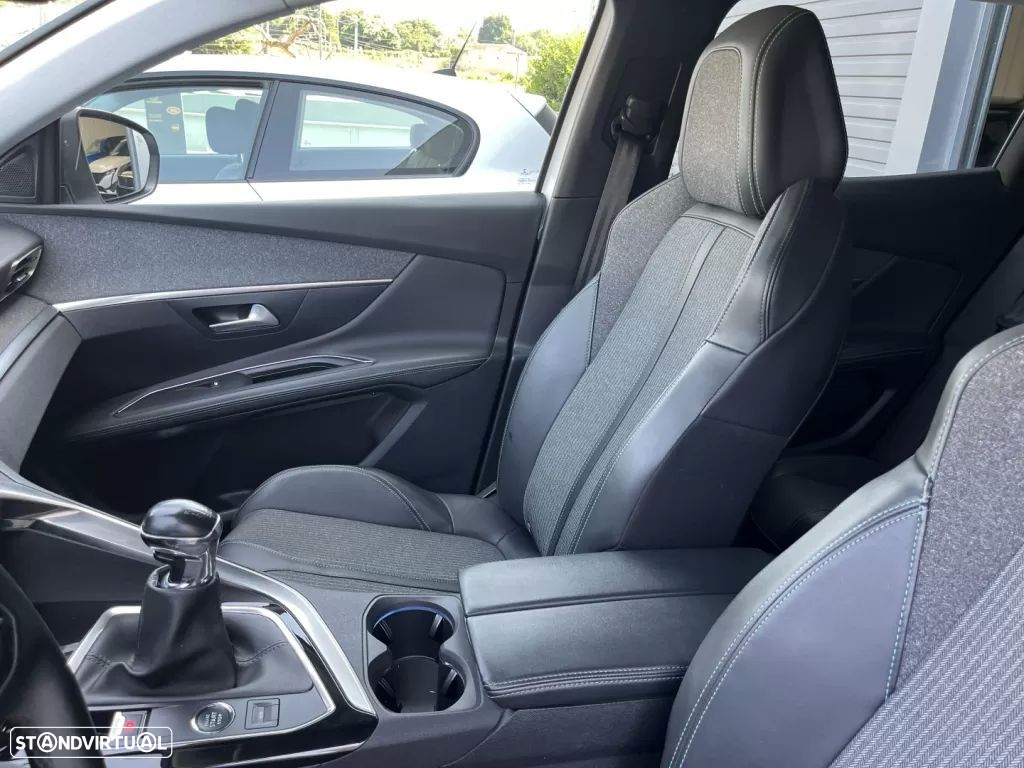 Peugeot 3008 1.2 PureTech Allure Pack - 24