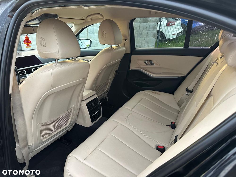 BMW Seria 3 318d Sport Line Shadow - 16