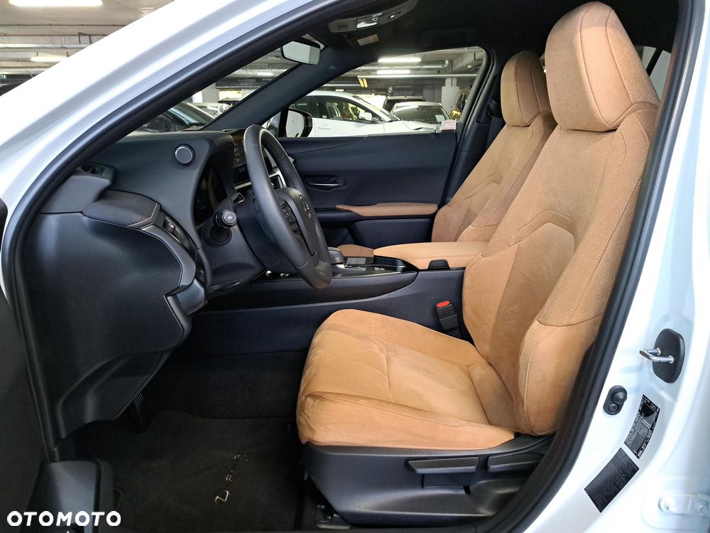 Lexus UX 300h Business - 28