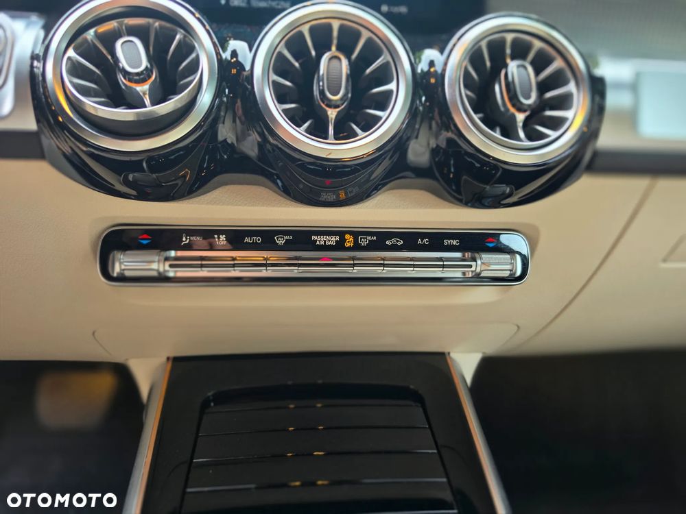 Mercedes-Benz GLB 200 Progressive 7G-DCT - 16