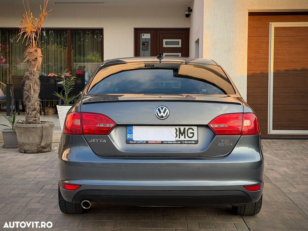 Volkswagen Jetta 1.6 TDI Blue Motion Technology Comfortline - 9
