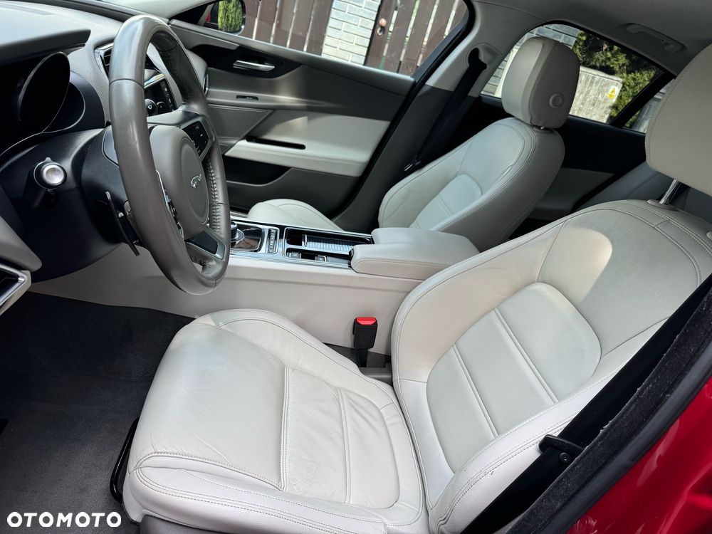 Jaguar XE ver-2-0-d-awd-portfolio - 17