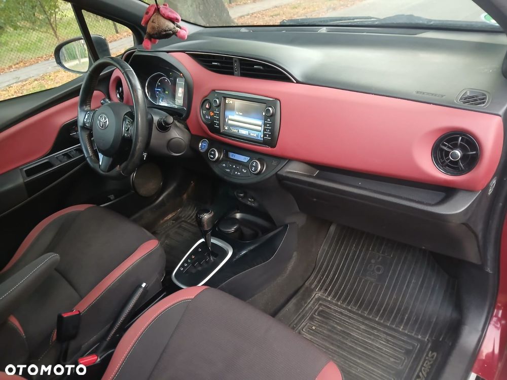 Toyota Yaris Hybrid 100 Selection - 38