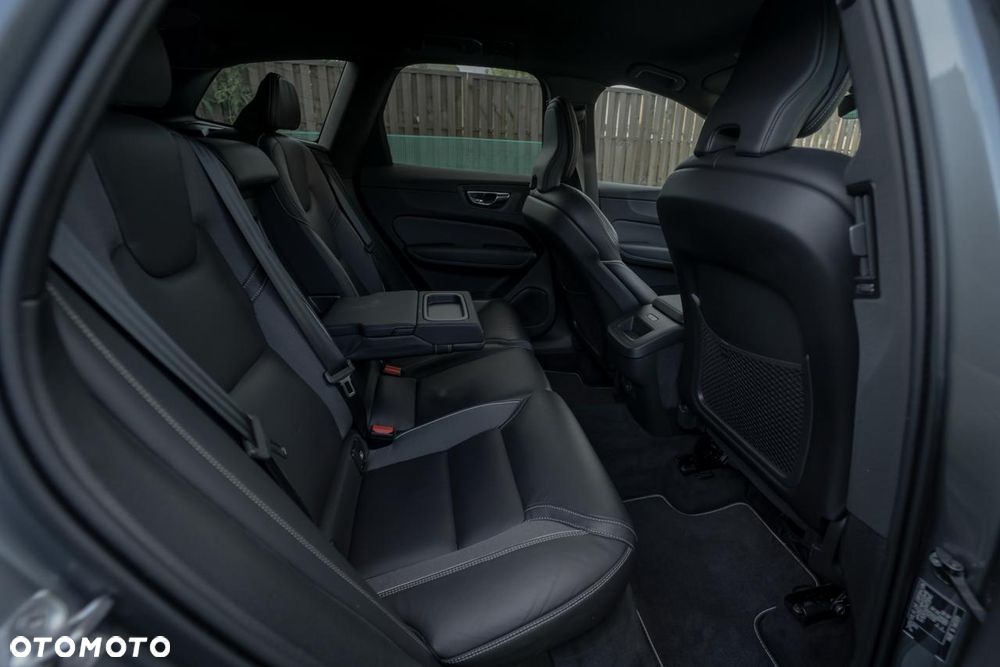 Volvo XC 60 B4 D AWD R-Design - 24