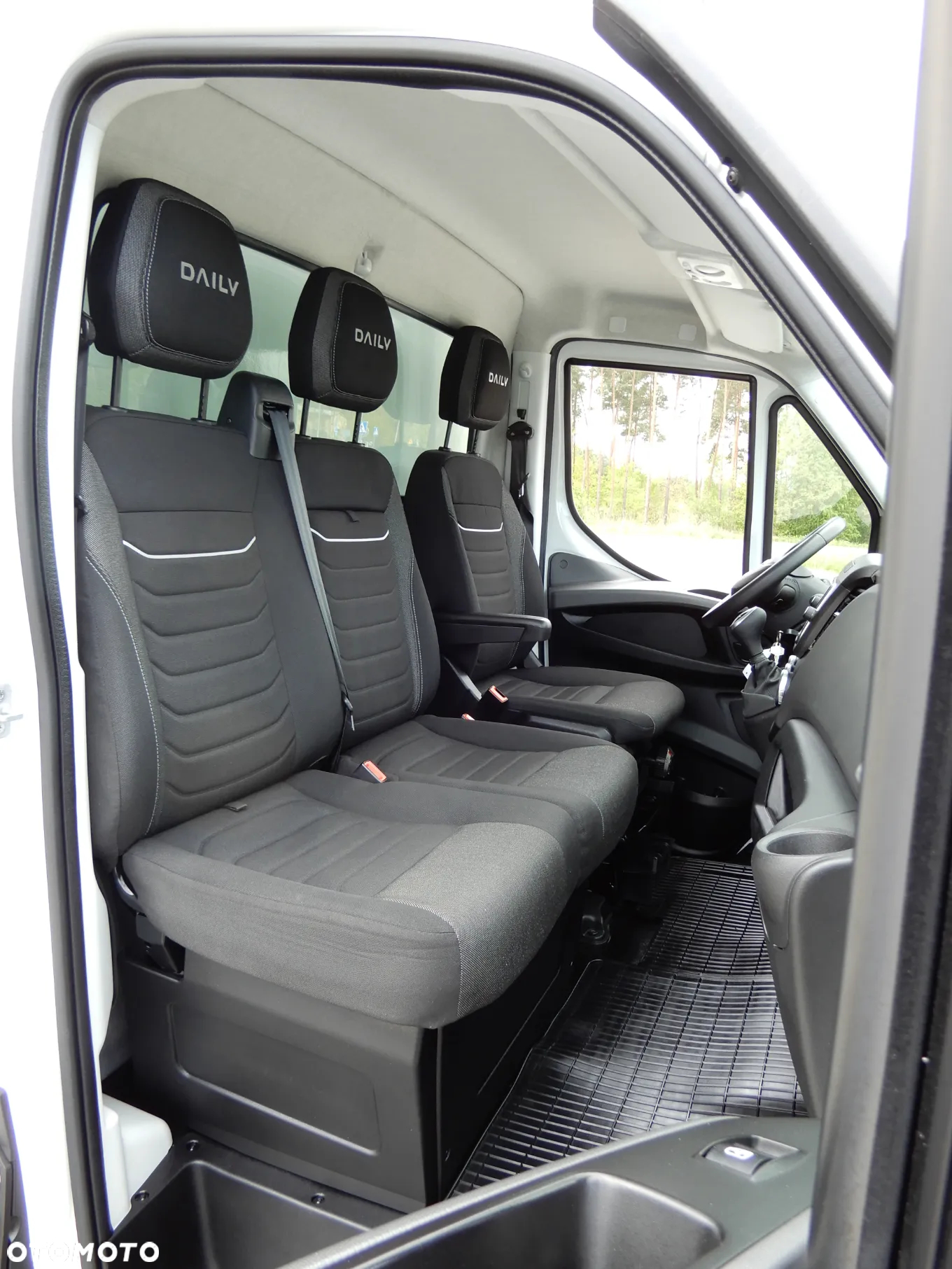 Iveco DAILY 50C18 Hi-Matic Kontener 10 E.Palet 4.91 Cm Boczne Drzwi + Winda Załadowcza DHOLLANDIA 1000 Kg Rozstaw Osi 4350 mm WZMACNIANY Tempomat Aktywny Full LED 16 Tys Km GWARANCJA FABRYCZNA Stan FABRYCZNIE NOWY DOSTĘPNY OKAZJA - 28