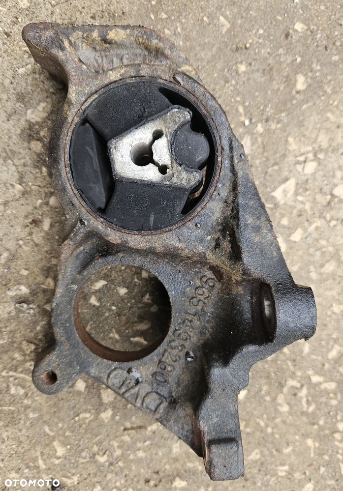 Peugeot 407 Citroen C4 C5 X7 III  1.6 HDI łapa podpora półosi 9651493280 - 1