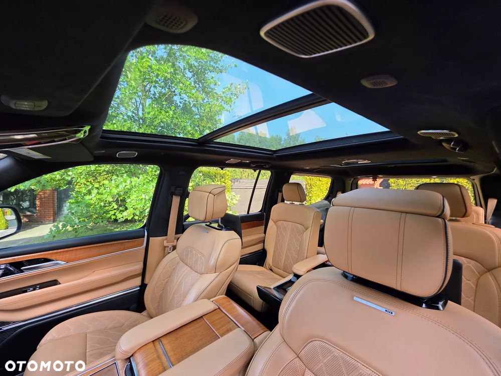 Jeep Grand Wagoneer - 23