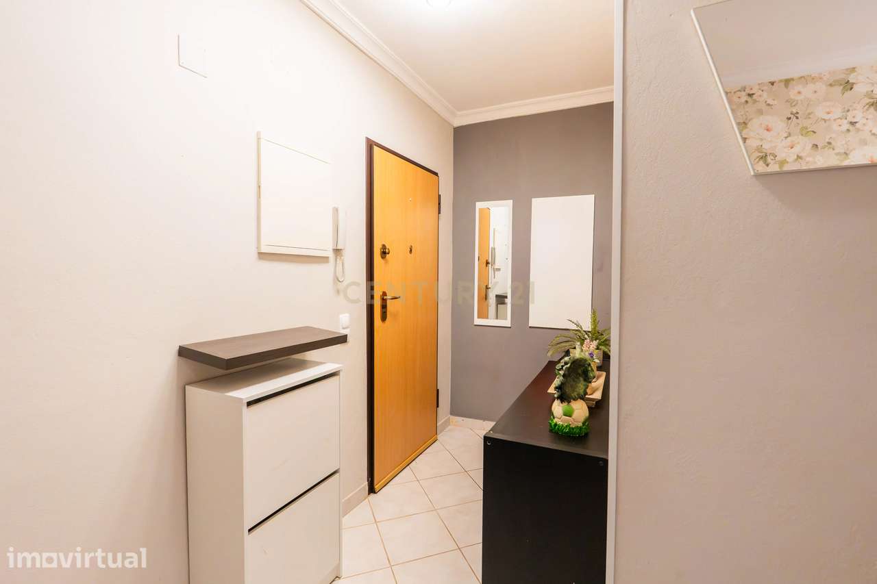 Apartamento T2 com 95 m², muita estacionamento e elevador - Grande imagem: 2/26