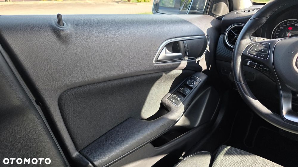 Mercedes-Benz GLA 200 7G-DCT - 14