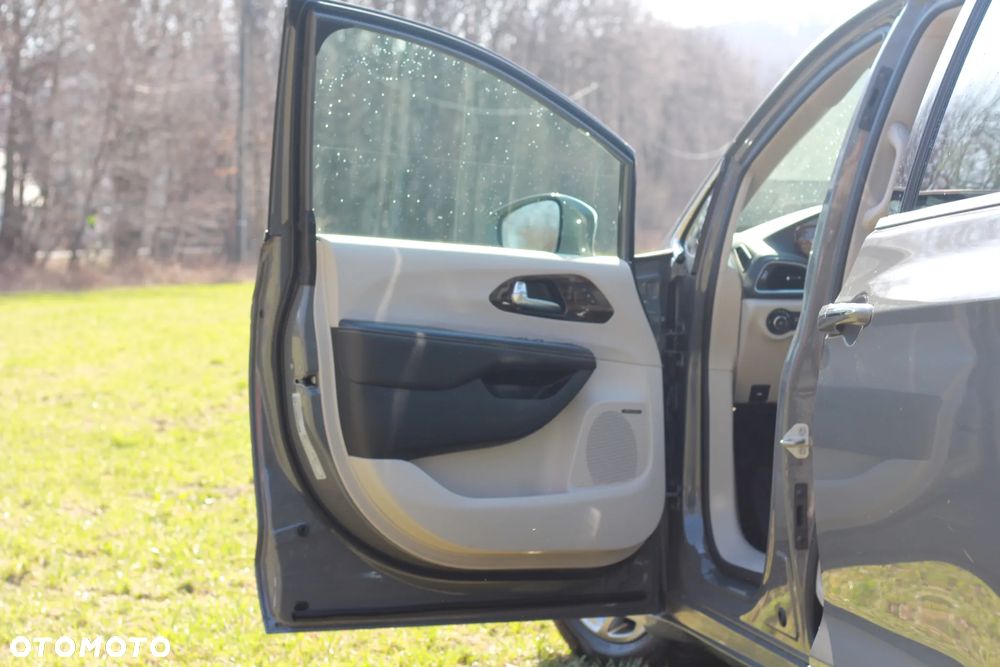 Chrysler Pacifica - 31