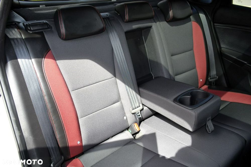 Hyundai i30 1.6 GDI Turbo Luxury - 30
