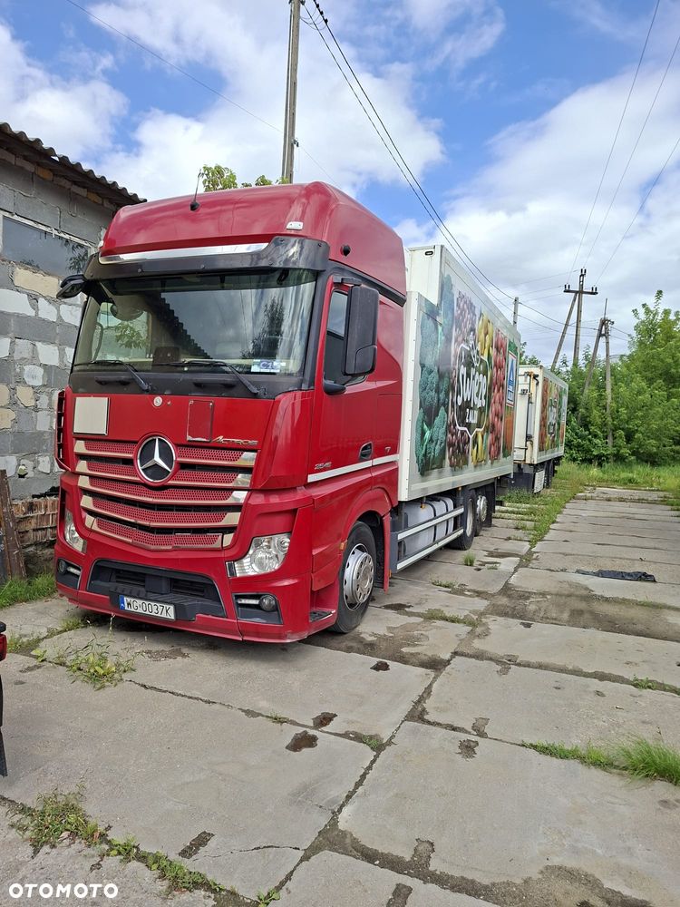 Mercedes-Benz Mercedes-Benz Actors 2545 - 2