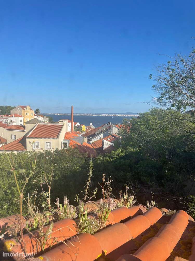 Prédio devoluto ao lado das muralhas do Castelo de S. Jorge - Grande imagem: 2/15