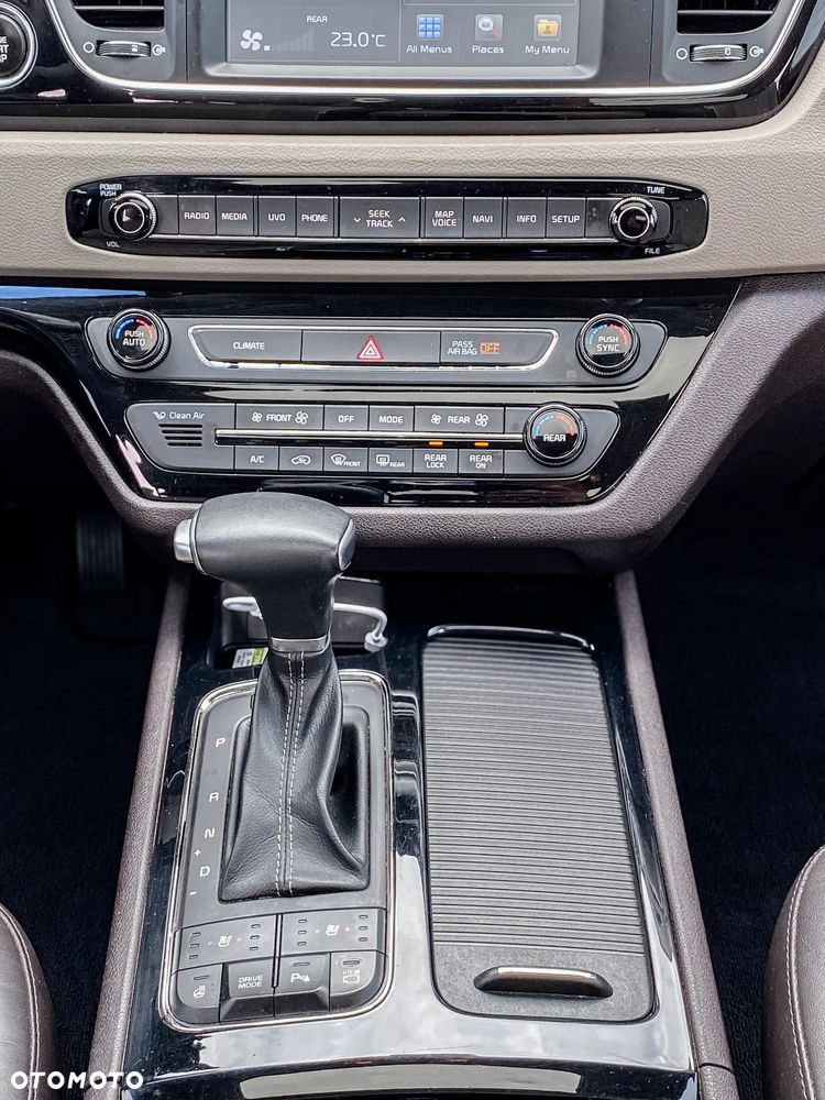 Kia Carnival - 28
