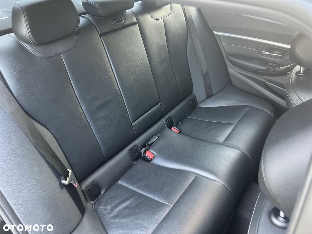 BMW Seria 3 330i xDrive Edition M Sport Shadow - 29