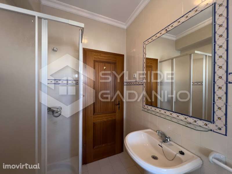 QUARTO  em apartamento T4 COM SALA e 2 casas de banho na zona baixa da - Grande imagem: 3/19