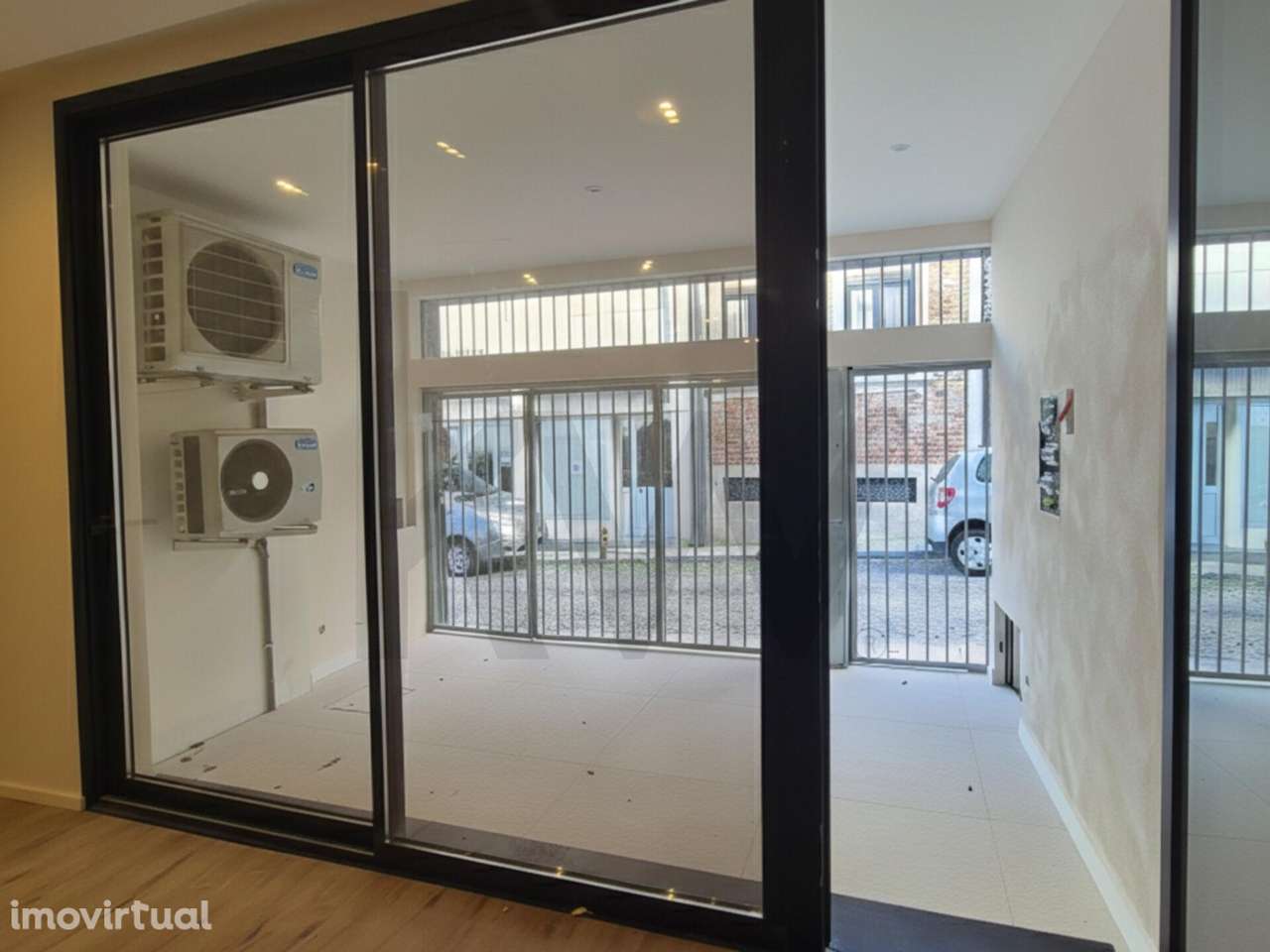 Apartamento T2 renovado com varanda fechada em Lordelo do Ouro, Porto - Grande imagem: 4/18