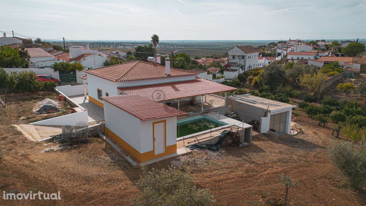 Moradia T2 com Terreno, armazém e parqueamento - Grande imagem: 2/36