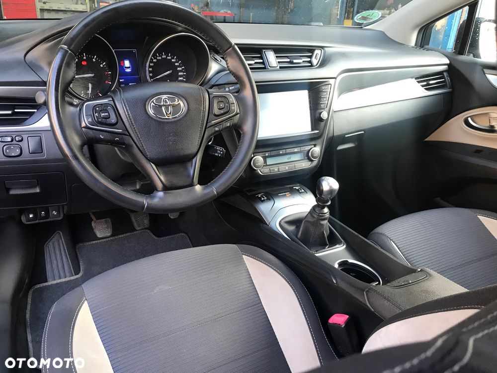 Toyota Avensis - 10