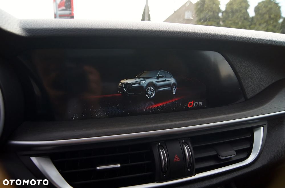 Alfa Romeo Stelvio 2.0 Turbo 16V AT8-Q4 Ti - 32