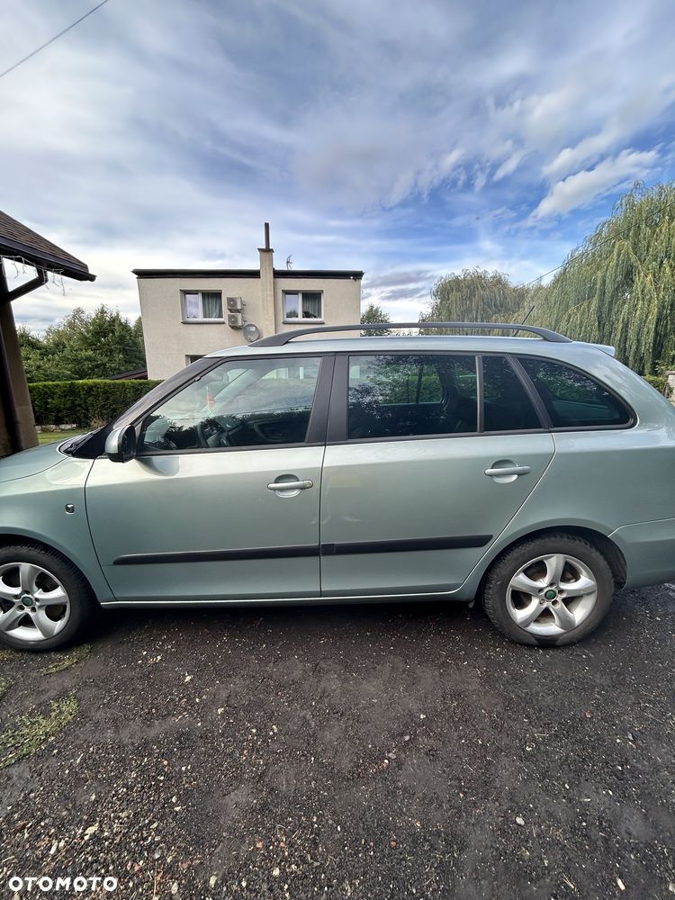 Skoda Fabia 2011 photo 2