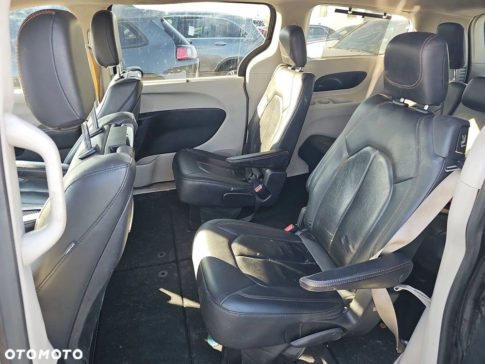 Chrysler Pacifica - 7