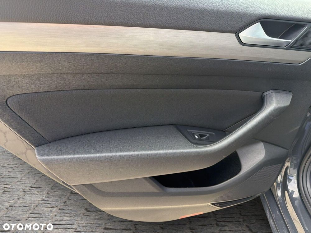 Volkswagen Passat - 34