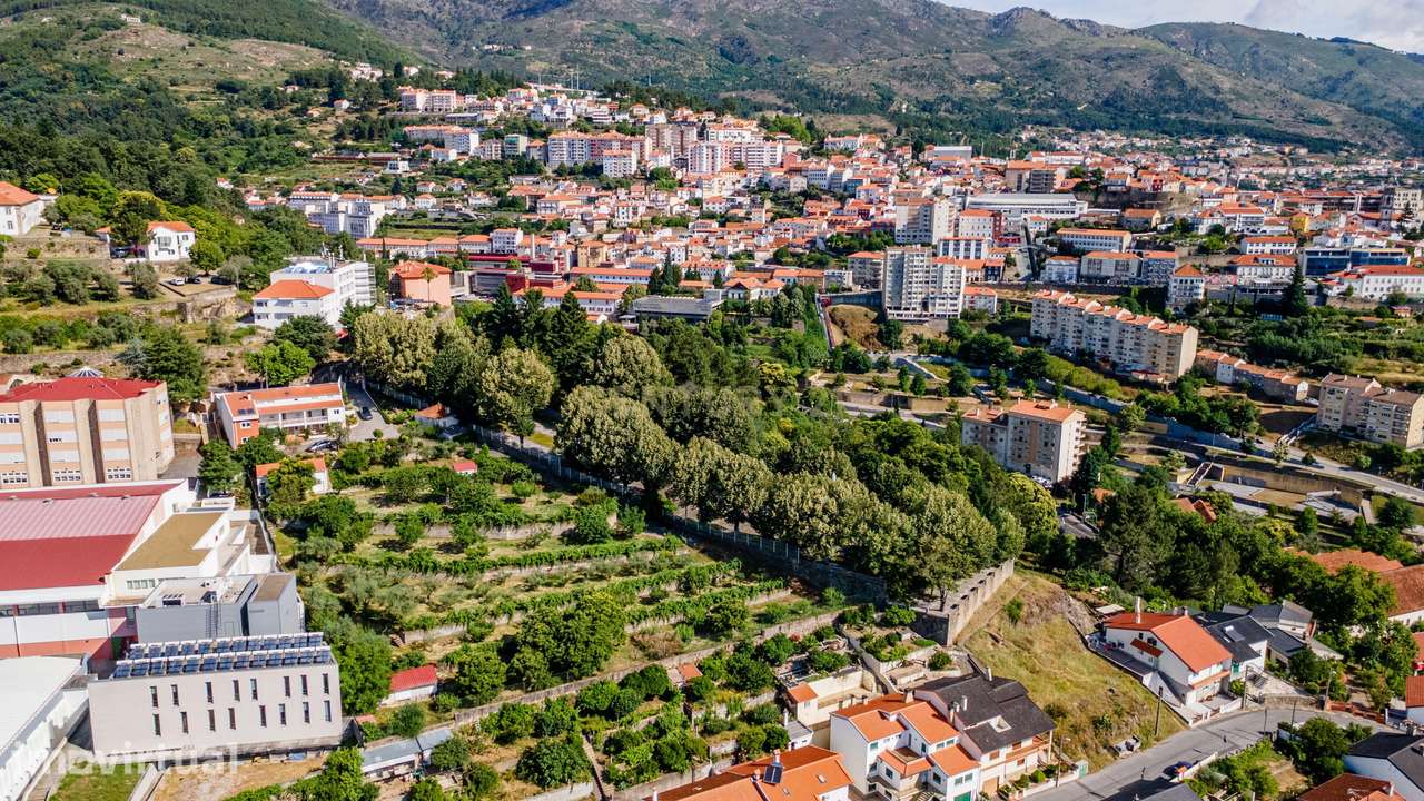 Quinta com cerca de 1 hectar e casa de 11 quartos na Covilhã - Vista 6