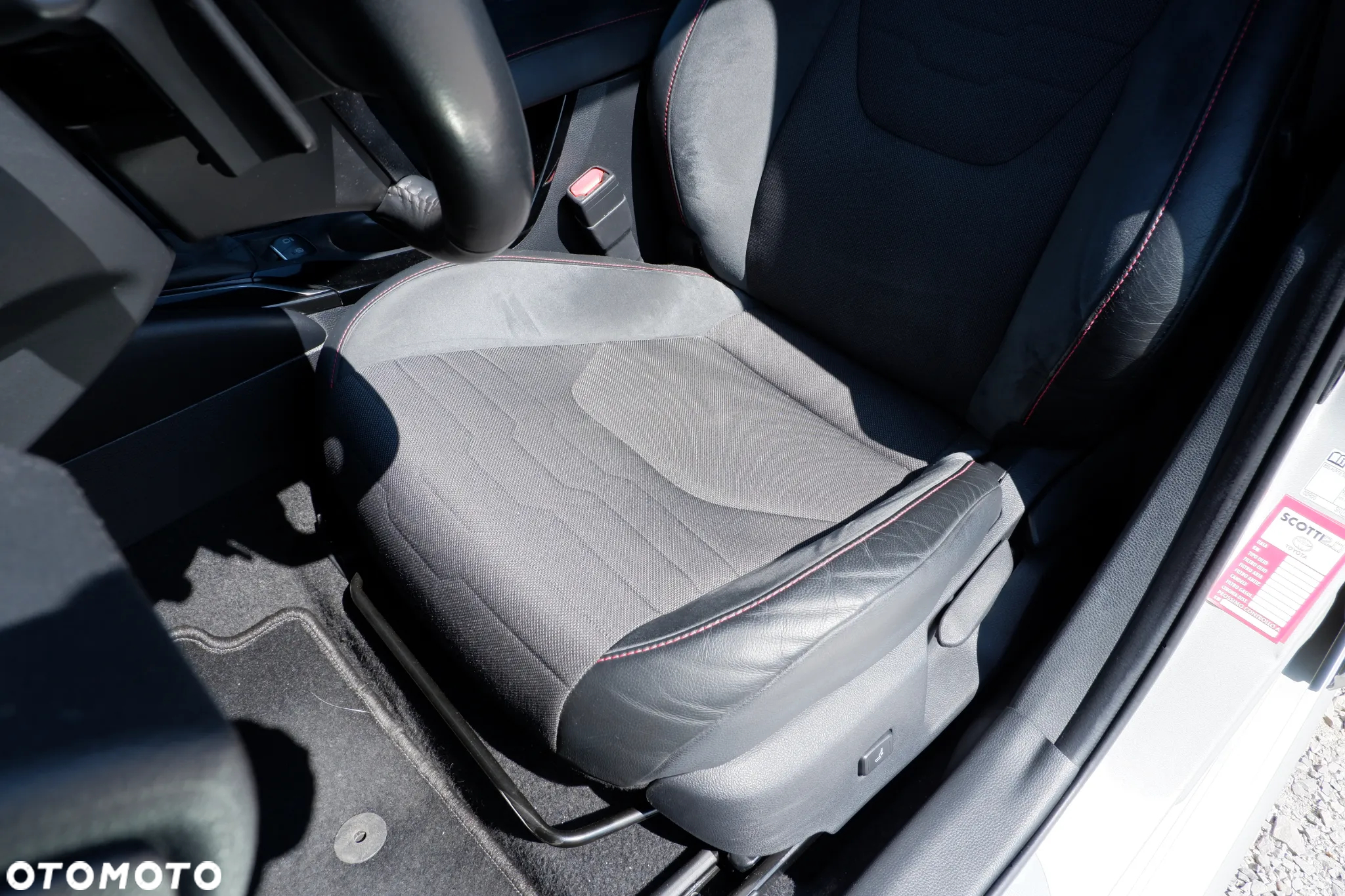 Toyota Corolla 2.0 Hybrid Executive - 28