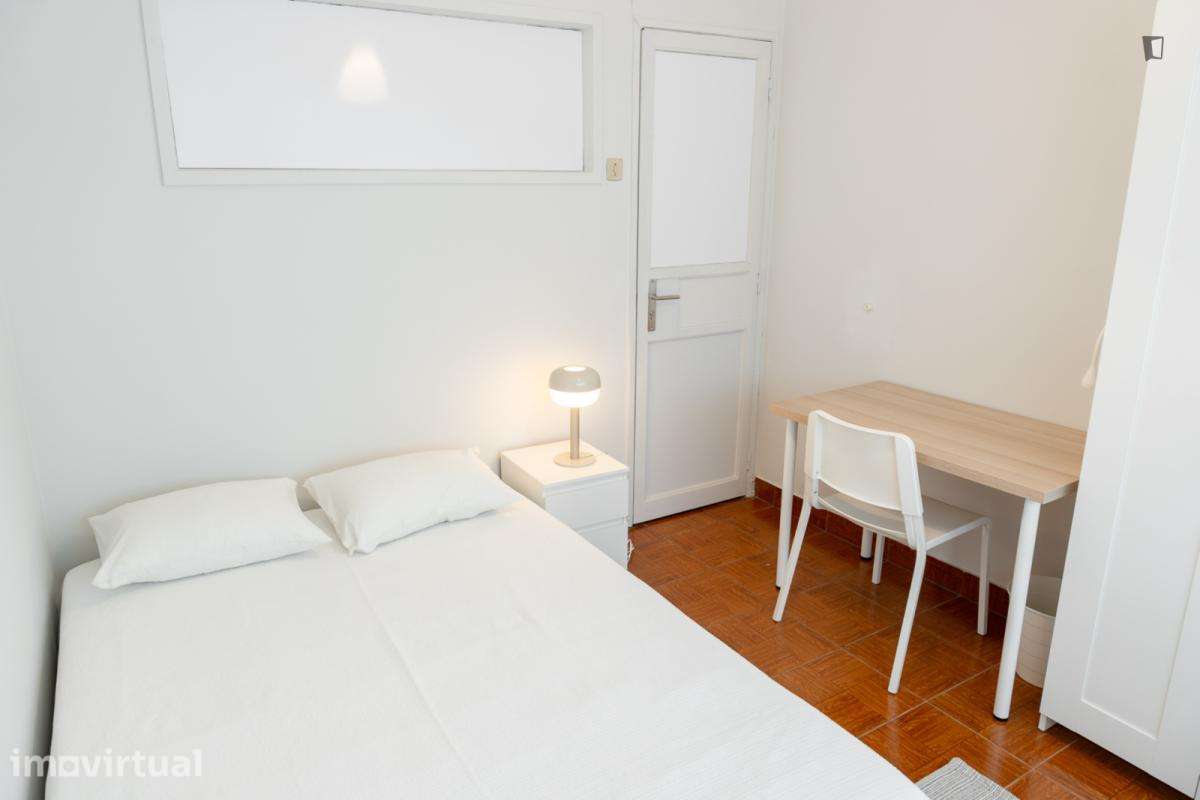 Quarto - localizado em Santa Marinha Porto - Grande imagem: 2/15