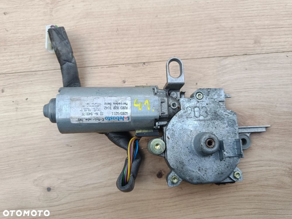 MERCEDES W211 SILNICZEK SZYBERDACHU A2038203142 - 1