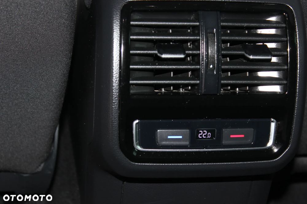 Volkswagen Passat Variant 2.0 TDI SCR DSG Highline - 30