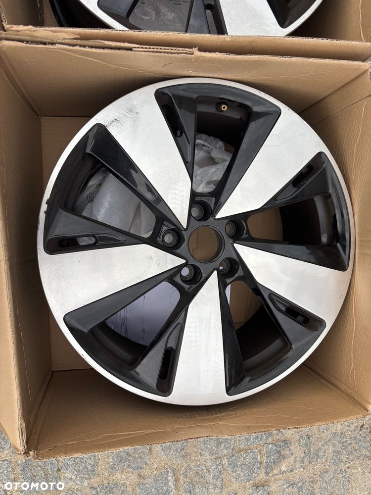 Oryginalne felgi aluminiowe o nr kat. 8B3601025AR Audi A5 / S5 (B10) - 8