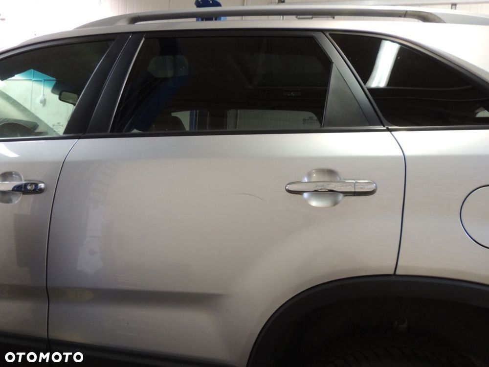 Drzwi lewy tył KIA Sorento II '10 - 1