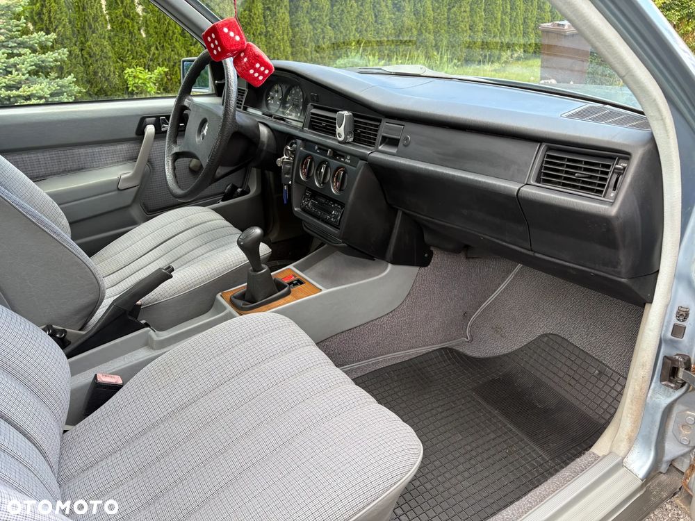 Mercedes-Benz W201 (190) - 12