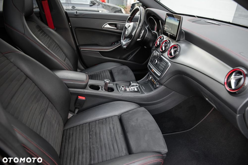 Mercedes-Benz CLA AMG 45 4Matic 7G-DCT - 31